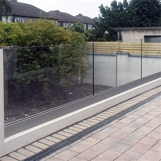 Außen-LED-Licht-Aluminium-Glasbalustrade U-Kanal-Glasgeländer für Decksbalkon