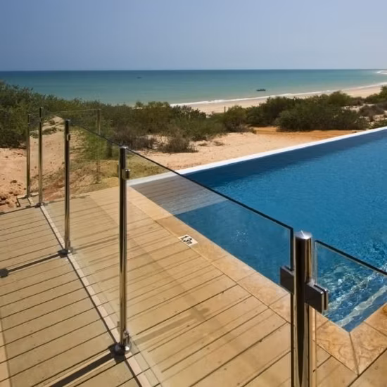 LED-Licht-Glasgeländer für Treppenpfosten. Edelstahl-Glasgeländer