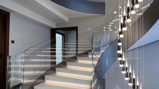 Moderne Metall-Holz-Edelstahl-Glasbalustrade, Baluster-Handlauf, Treppengeländer