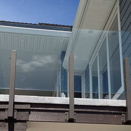 Moderne rahmenlose Glasbalustrade für Treppen mit U-Sockelschuh für den Innen- und Außenbereich