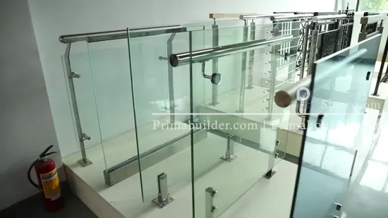 Werkseitig angepasstes Geländer aus Edelstahl mit Balustradenpfosten und rahmenlosem Glaspaneel