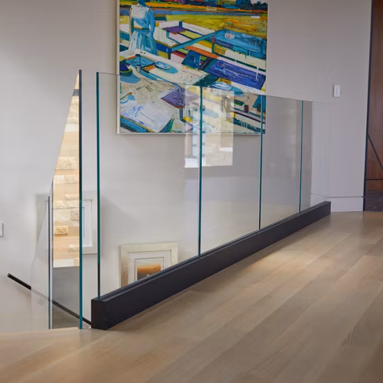 Zeitgenössisches Terrassen-Glasgeländer mit U-Profil-Basis, LED-Licht, Glaszaun-Design