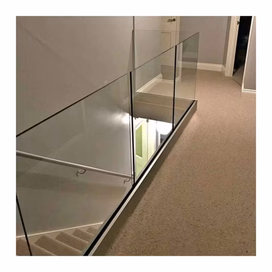 Rahmenloses Balkongeländer aus gehärtetem Glas mit Aluminium-U-Profil-Glasbalustradensystem mit LED-Licht