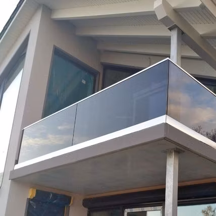 Rahmenloses Glasgeländersystem mit U-Profil aus eloxiertem Aluminium