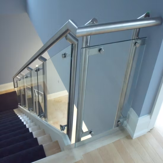 Edelstahl-Balkon-Glasgeländer mit Edelstahl-Rundpfosten